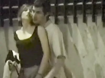 Į Zoe Parker nuskustą pūlingą įkišamas pūlingas.