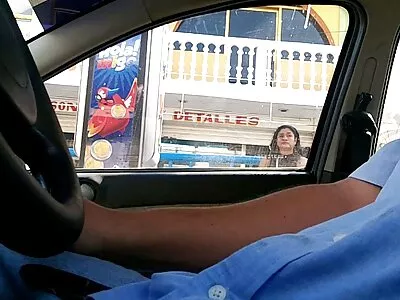 Žiūri sena teta vidury miško.
