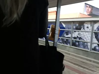 Suspaudė narį tarp krūtų.