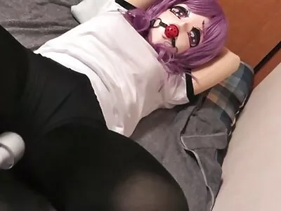 Japoniškas jauniklis šlykščiai čiulpia gaidį.