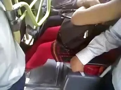 Jasmine atsisėda ant Čado ilgo gaidžio.