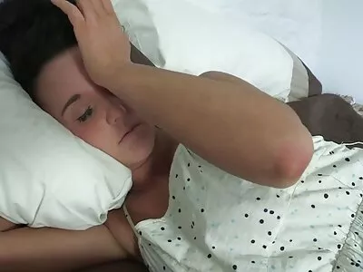 Mergina didele krūtine.