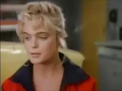 Dulkinimasis virtuvėje su atviru šaldytuvu.