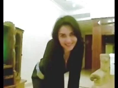 Vaikinai dulkina merginas.