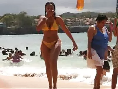 Seksas su brunete žvakių šviesoje.
