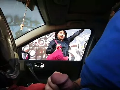 Švelniai čiulpti narį.