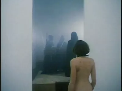 Sūnus dulkina kreivią mamą.