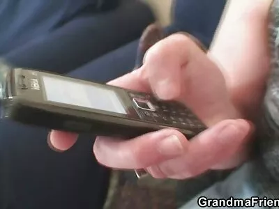 Vaikinai moko, kaip tinkamai dulkintis analiniu būdu namų sekse.