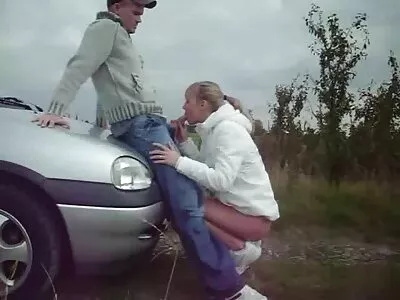 Atsisėda ant vaikino gaubto.