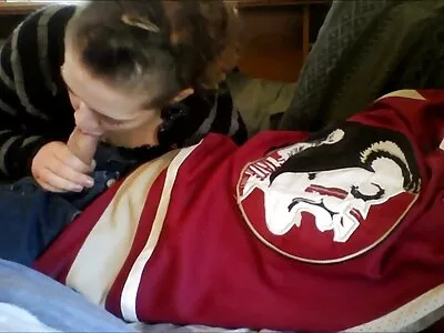 Mažą kūdikį sunkiai traukia jock.