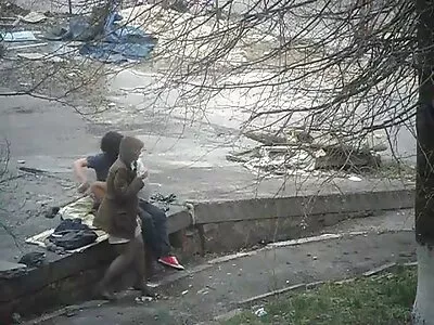 Danny sutrenkia Carson Kennedy sumuštą pūlingą.