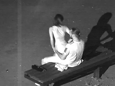 Jaunatviškas vaikinas dulkina garbanotą tetą su kojinėmis.