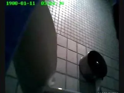 Dulkinimasis ant automobilio kapoto vidury miško.