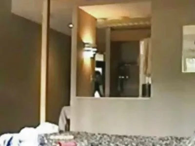 Įkiša varpą į storą išangę.