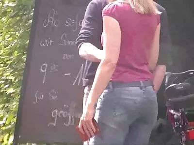 Abby kumštelėjo Eleną.