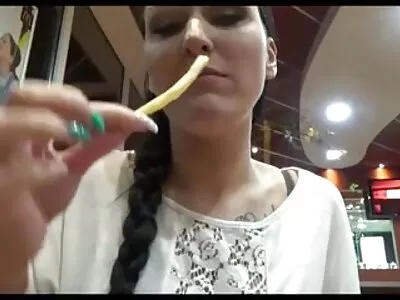 Gražuolė Emily gražiai atsidavė savo vaikinui.