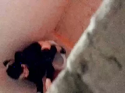 Billy pastebėjo mielos išvaizdos krūtinę tetą.