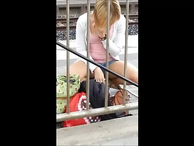 Turi jauniklį su mėsingu užpakaliu ir sultingomis šlaunimis.