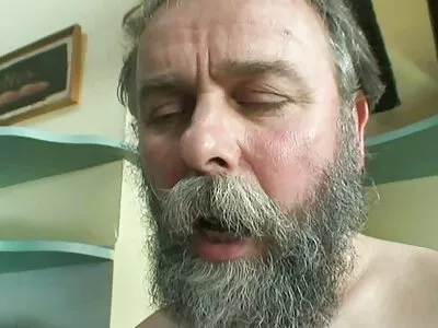 Du vaikinai dulkina gundančią fifa.
