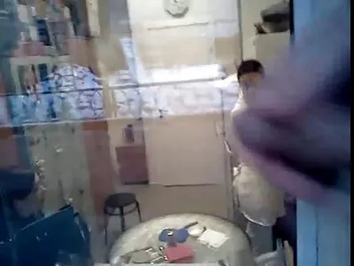 Slampinėja vonioje.