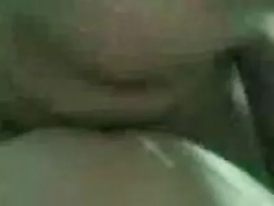 Fucks brunetė ant grindų.