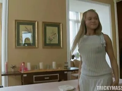 Nuplėšė liesą brunetę su gaidžiu skylutėmis.
