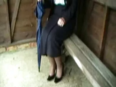 Kyle kirpčiukai su blondine vidury žolės ploto.