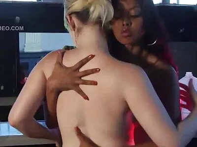 Romanas dulkina muziejaus kuratorę Kylie.